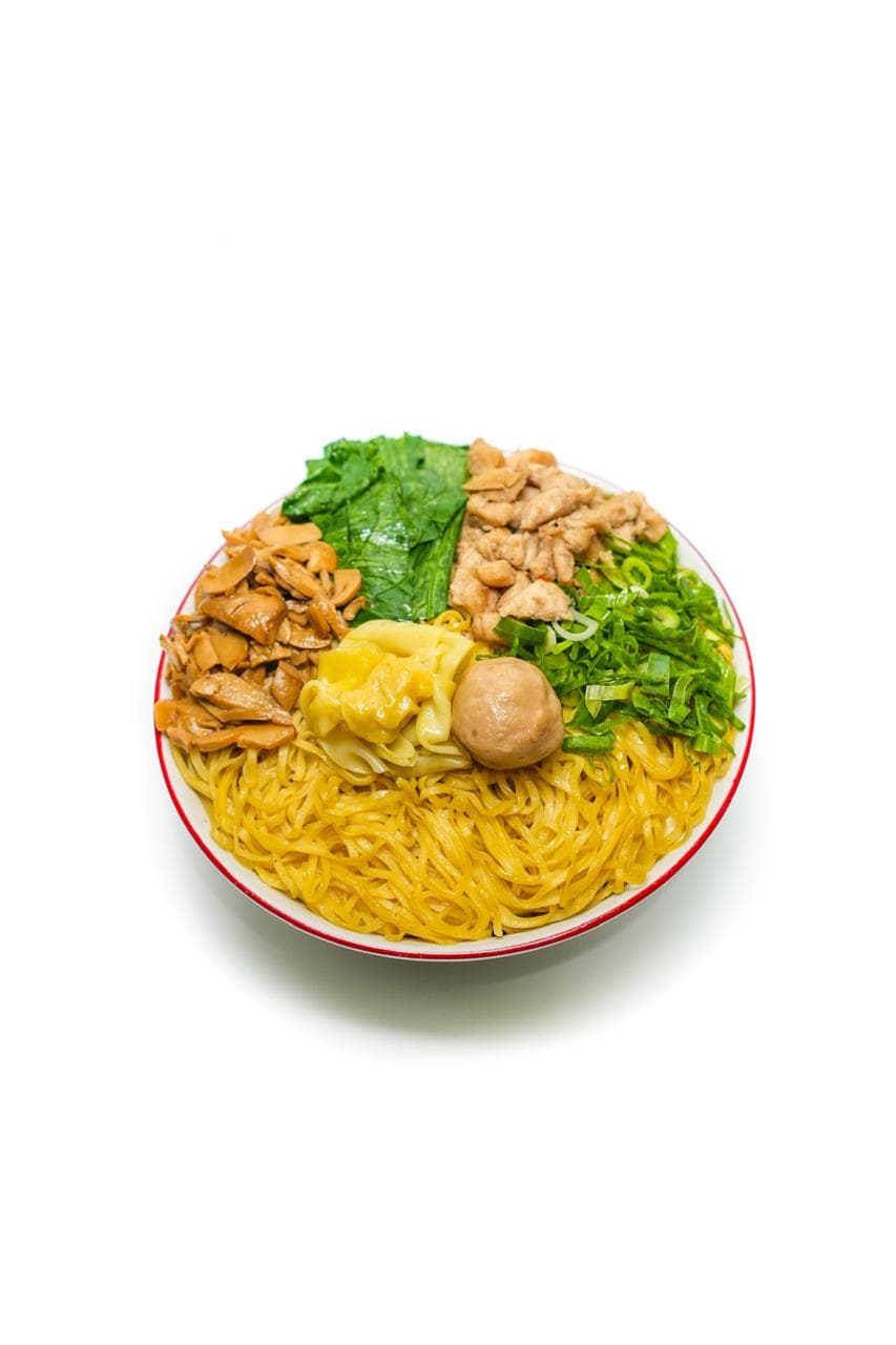 Semangkuk mie ayam bakso Momiega dengan topping melimpah